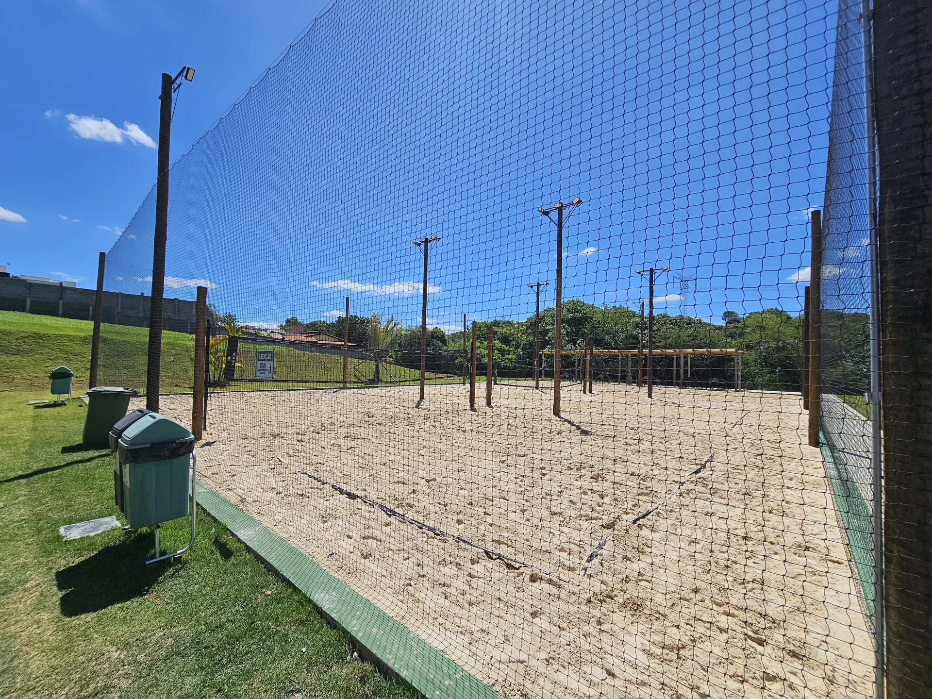 Quadra de vôlei de areia do condomínio